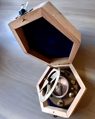 Kapteenin Kompassi Explorer 2 – mahdollisuus personoituun kaiverrukseen lahjaksi, 2 värivaihtoehtoa valittavissa