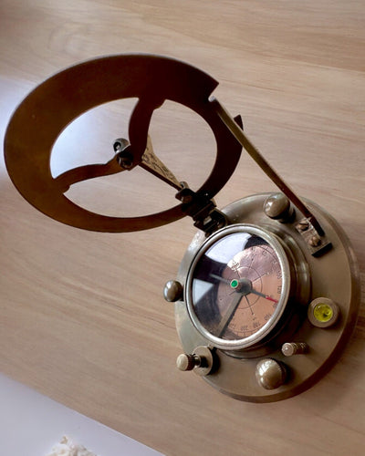 Kapteenin Kompassi Explorer 2 – mahdollisuus personoituun kaiverrukseen lahjaksi, 2 värivaihtoehtoa valittavissa