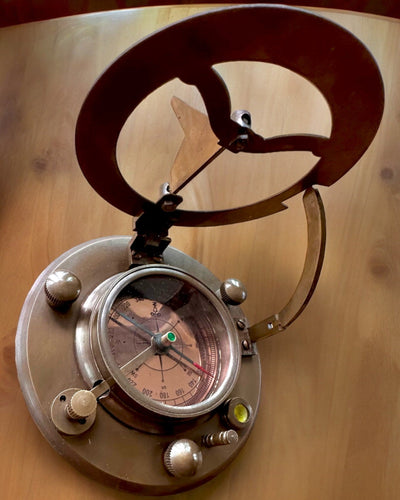 Kapteenin Kompassi Explorer 2 – mahdollisuus personoituun kaiverrukseen lahjaksi, 2 värivaihtoehtoa valittavissa