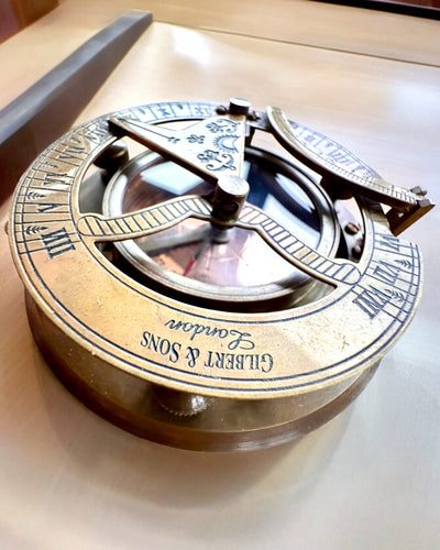 Kapteenin Kompassi Explorer 2 – mahdollisuus personoituun kaiverrukseen lahjaksi, 2 värivaihtoehtoa valittavissa