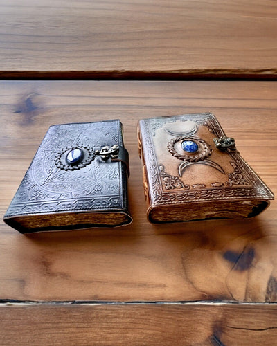 Premium Päiväkirja, Antiikkinen kuvio, Nahkainen Muistikirja "Magiikan Kronikka" 200 sivua, 2 vaihtoehtoa valittavana, personointi kaiverruksella