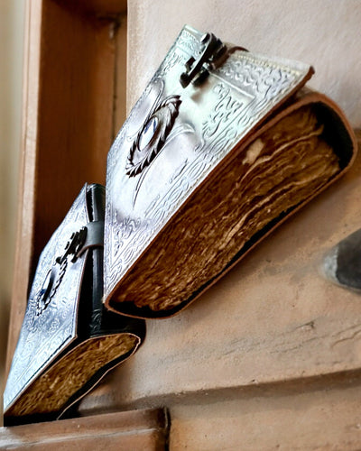 Premium Päiväkirja, Antiikkinen kuvio, Nahkainen Muistikirja "Magiikan Kronikka" 200 sivua, 2 vaihtoehtoa valittavana, personointi kaiverruksella