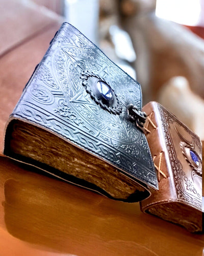 Premium Päiväkirja, Antiikkinen kuvio, Nahkainen Muistikirja "Magiikan Kronikka" 200 sivua, 2 vaihtoehtoa valittavana, personointi kaiverruksella