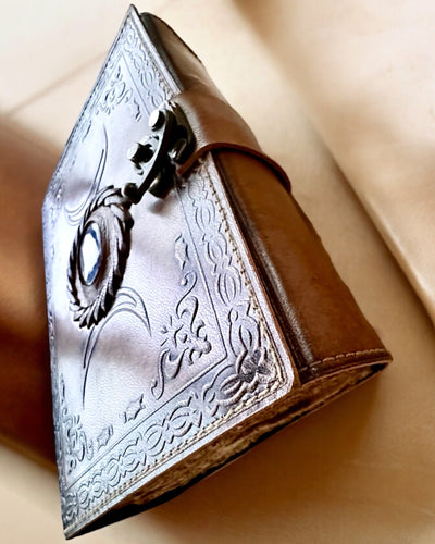 Premium Päiväkirja, Antiikkinen kuvio, Nahkainen Muistikirja "Magiikan Kronikka" 200 sivua, 2 vaihtoehtoa valittavana, personointi kaiverruksella