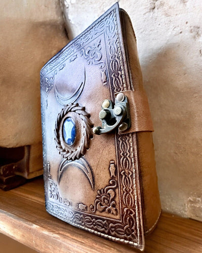 Premium Päiväkirja, Antiikkinen kuvio, Nahkainen Muistikirja "Magiikan Kronikka" 200 sivua, 2 vaihtoehtoa valittavana, personointi kaiverruksella