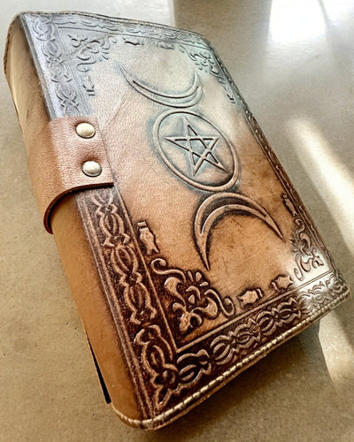 Premium Päiväkirja, Antiikkinen kuvio, Nahkainen Muistikirja "Magiikan Kronikka" 200 sivua, 2 vaihtoehtoa valittavana, personointi kaiverruksella