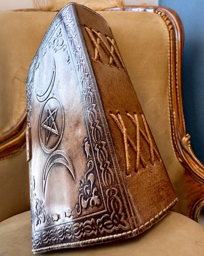 Premium Päiväkirja, Antiikkinen kuvio, Nahkainen Muistikirja "Magiikan Kronikka" 200 sivua, 2 vaihtoehtoa valittavana, personointi kaiverruksella