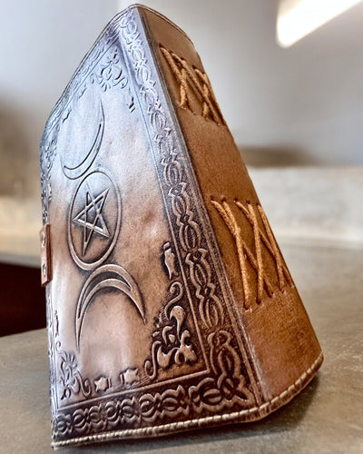 Premium Päiväkirja, Antiikkinen kuvio, Nahkainen Muistikirja "Magiikan Kronikka" 200 sivua, 2 vaihtoehtoa valittavana, personointi kaiverruksella