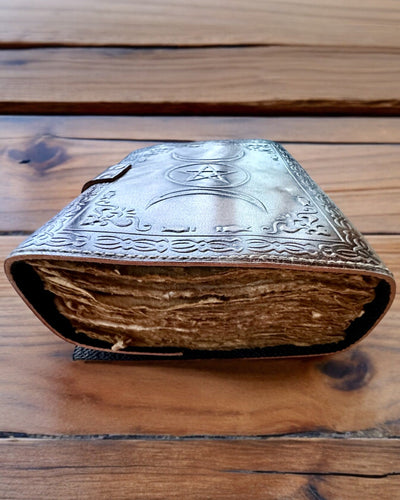 Premium Päiväkirja, Antiikkinen kuvio, Nahkainen Muistikirja "Magiikan Kronikka" 200 sivua, 2 vaihtoehtoa valittavana, personointi kaiverruksella