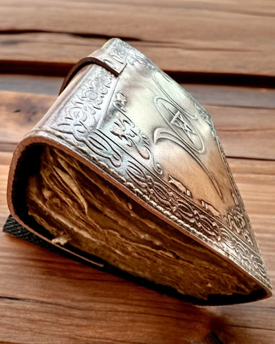 Premium Päiväkirja, Antiikkinen kuvio, Nahkainen Muistikirja "Magiikan Kronikka" 200 sivua, 2 vaihtoehtoa valittavana, personointi kaiverruksella