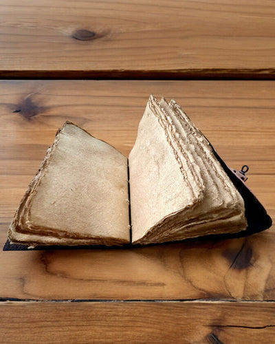 Premium Päiväkirja, Antiikkinen kuvio, Nahkainen Muistikirja "Magiikan Kronikka" 200 sivua, 2 vaihtoehtoa valittavana, personointi kaiverruksella