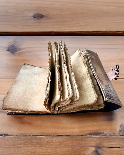 Premium Päiväkirja, Antiikkinen kuvio, Nahkainen Muistikirja "Magiikan Kronikka" 200 sivua, 2 vaihtoehtoa valittavana, personointi kaiverruksella