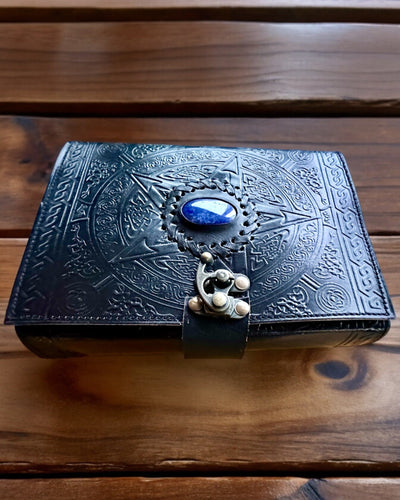 Premium Päiväkirja, Antiikkinen kuvio, Nahkainen Muistikirja "Magiikan Kronikka" 200 sivua, 2 vaihtoehtoa valittavana, personointi kaiverruksella