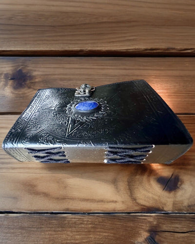 Premium Päiväkirja, Antiikkinen kuvio, Nahkainen Muistikirja "Magiikan Kronikka" 200 sivua, 2 vaihtoehtoa valittavana, personointi kaiverruksella