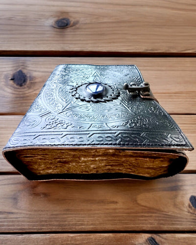 Premium Päiväkirja, Antiikkinen kuvio, Nahkainen Muistikirja "Magiikan Kronikka" 200 sivua, 2 vaihtoehtoa valittavana, personointi kaiverruksella