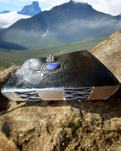 Premium Päiväkirja, Antiikkinen kuvio, Nahkainen Muistikirja "Magiikan Kronikka" 200 sivua, 2 vaihtoehtoa valittavana, personointi kaiverruksella