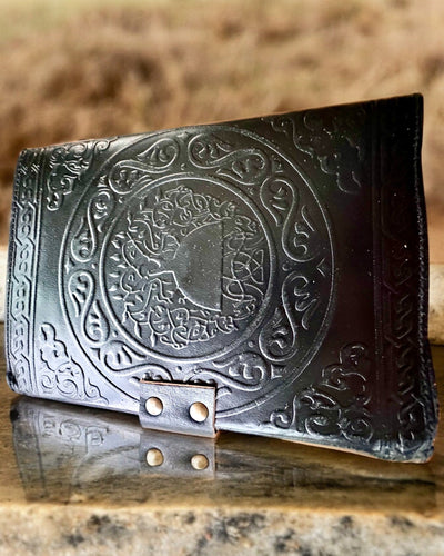 Premium Päiväkirja, Antiikkinen kuvio, Nahkainen Muistikirja "Magiikan Kronikka" 200 sivua, 2 vaihtoehtoa valittavana, personointi kaiverruksella