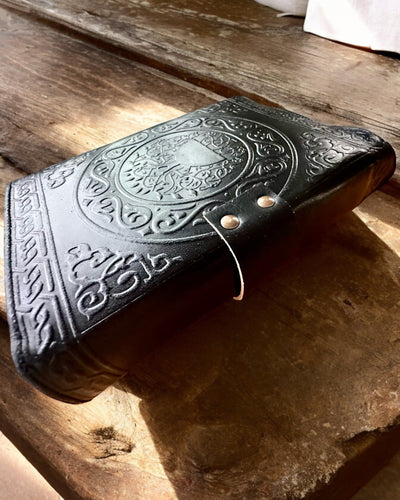 Premium Päiväkirja, Antiikkinen kuvio, Nahkainen Muistikirja "Magiikan Kronikka" 200 sivua, 2 vaihtoehtoa valittavana, personointi kaiverruksella