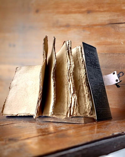 Premium Päiväkirja, Antiikkinen kuvio, Nahkainen Muistikirja "Magiikan Kronikka" 200 sivua, 2 vaihtoehtoa valittavana, personointi kaiverruksella