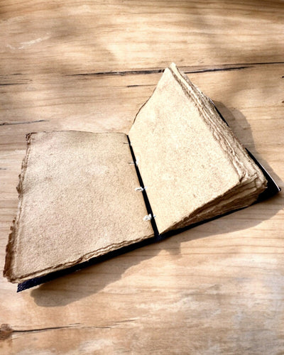 Premium Päiväkirja, Antiikkinen kuvio, Nahkainen Muistikirja "Magiikan Kronikka" 200 sivua, 2 vaihtoehtoa valittavana, personointi kaiverruksella