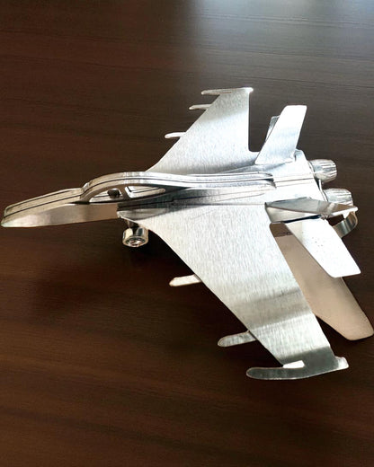 Metallinen Hävittäjämalli "SkyRaptor" – ruostumaton teräs, personoitu kaiverrus lahjaksi
