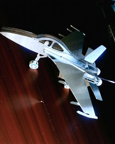 Metallinen Hävittäjämalli "SkyRaptor" – ruostumaton teräs, personoitu kaiverrus lahjaksi