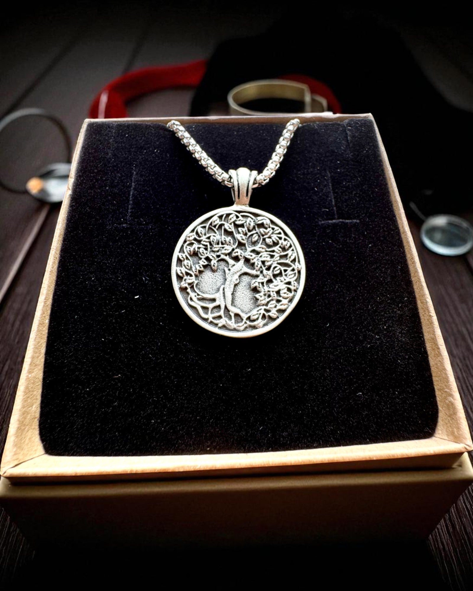 "Elämän Puun Amuletti Kaiverrusmahdollisuudella - kaulakoru 'Luonnon Elinvoima', personointi"