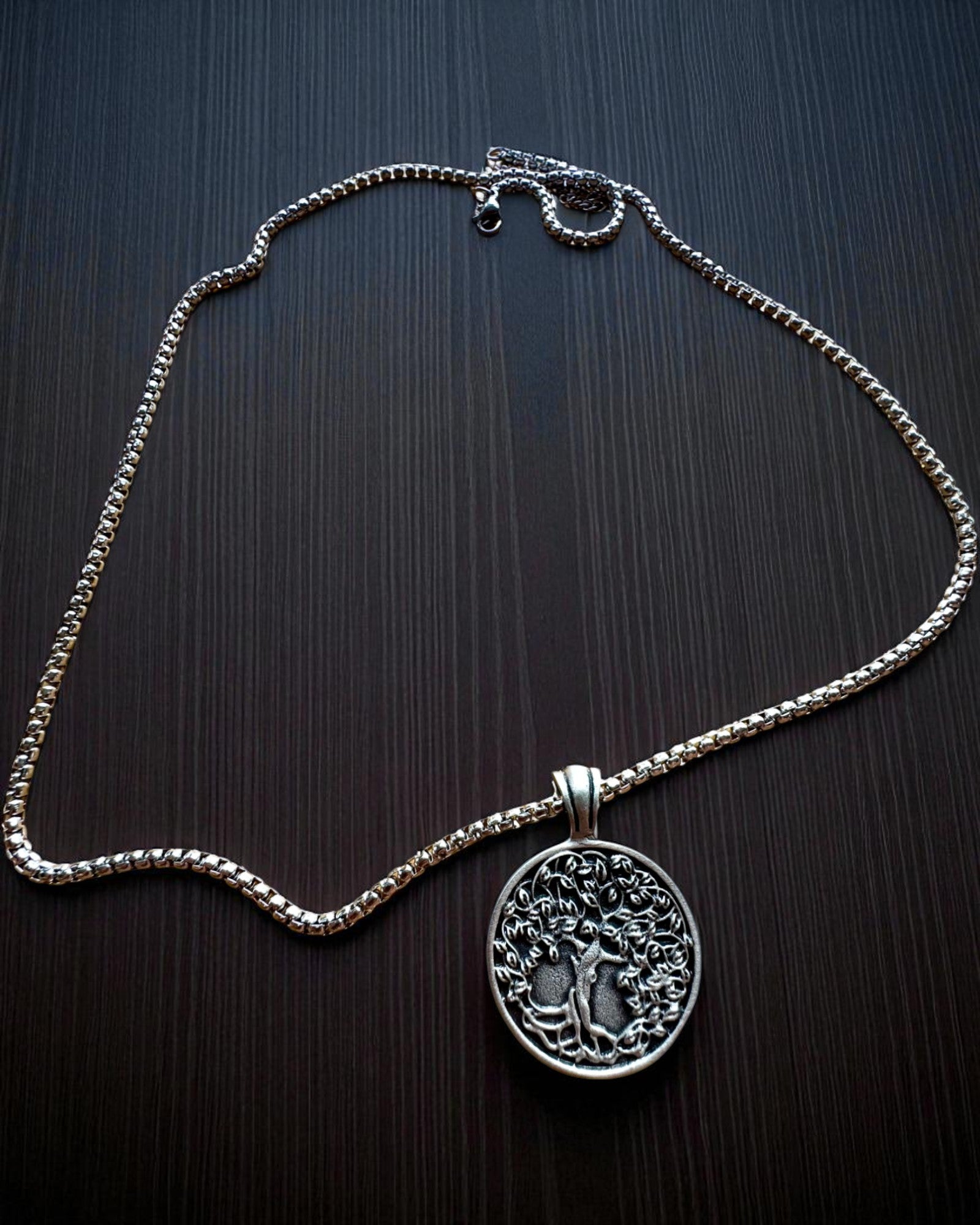 "Elämän Puun Amuletti Kaiverrusmahdollisuudella - kaulakoru 'Luonnon Elinvoima', personointi"