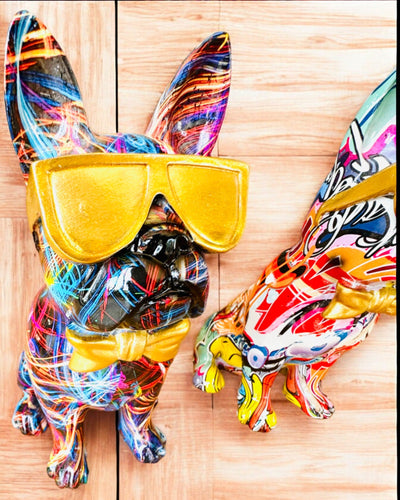 Värikäs Bulldog Aurinkolaseilla - Uniikki Sisustuselementti, koristefiguuri lahjaksi, personointi kaiverruksella