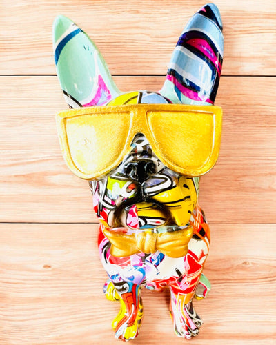 Värikäs Bulldog Aurinkolaseilla - Uniikki Sisustuselementti, koristefiguuri lahjaksi, personointi kaiverruksella