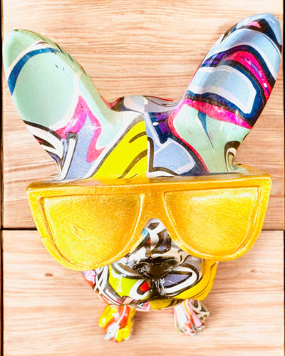 Värikäs Bulldog Aurinkolaseilla - Uniikki Sisustuselementti, koristefiguuri lahjaksi, personointi kaiverruksella