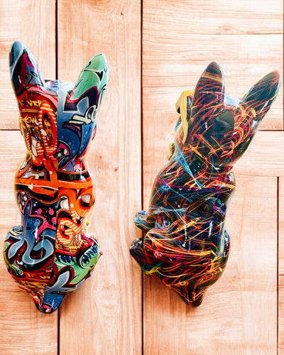 Värikäs Bulldog Aurinkolaseilla - Uniikki Sisustuselementti, koristefiguuri lahjaksi, personointi kaiverruksella