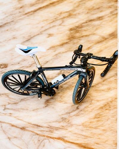 Metallinen pienoismalli punainen polkupyörä "SpeedMaster" kaiverruksella lahjaksi, 2 värivaihtoehtoa