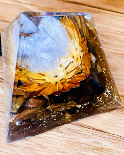 Kidepyramidin Kristalliprosperiteetti Onnellinen Kristallipallo, Tiikerinsilmäkivi, Kuparilotos