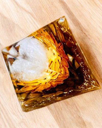 Kidepyramidin Kristalliprosperiteetti Onnellinen Kristallipallo, Tiikerinsilmäkivi, Kuparilotos