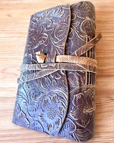 Nahkainen Premium-muistikirja "Luonnon Eleganssi" - 200 sivua, 120g, muistikirja, luonnoslehtiö, 2 väriä valittavana, personointi kaiverruksella