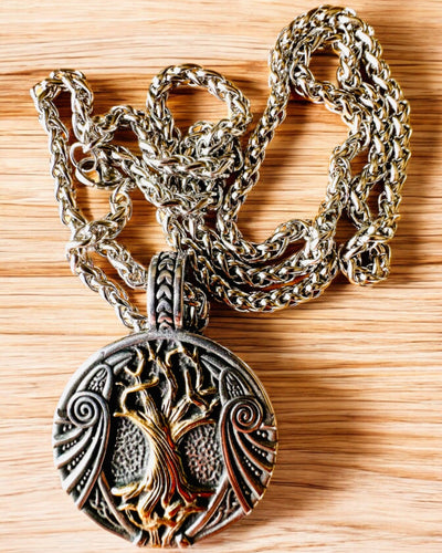 Ruostumattomasta teräksestä valmistettu "Elämän Puu" -kaulakoru personoinnilla, Aegishjalmur-symbolilla (Kauhun Kypärä)