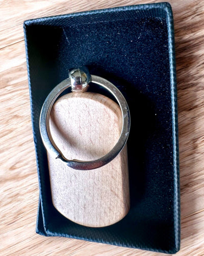 Tyylikäs puinen avaimenperä kaiverruksella – täydellinen lahjaksi