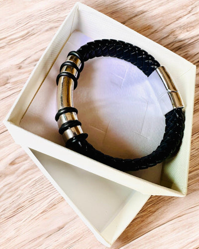 Muodikas Hip Hop -rannekoru miehille, tilauksesta kaiverrettu ja magneettisella lukolla – Valitse tyyli hopeisilla tai kultaisilla yksityiskohdilla, 22 cm PU-nahkaa