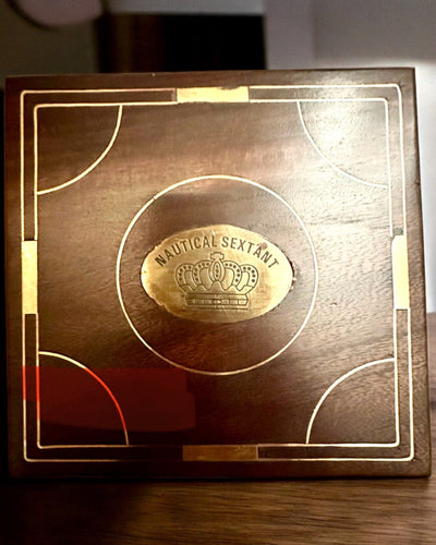 Suuri puinen laatikko sekstantille tai premium-kompassille "Mariner's Legacy" kaiverrusmahdollisuudella