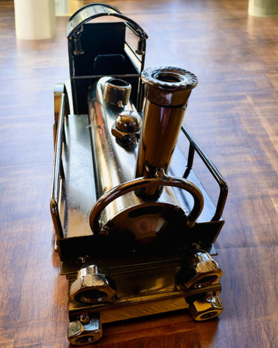 Rautainen veturi "Retro Express" – koriste, malli, käsintehty, kaiverrusmahdollisuus lahjaksi