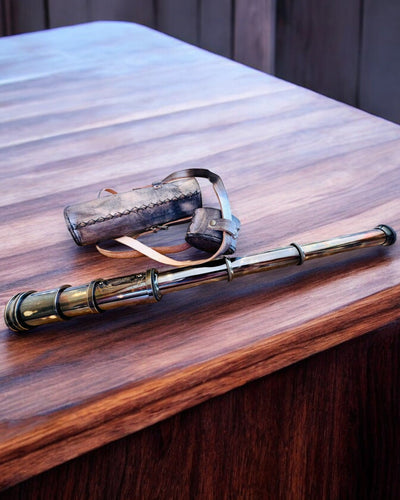 Premium Luneta "Voyager" kaiverretulla kaukoputkella ja luonnon nahkaisella kotelolla, mahdollisuus personoida kaiverruksella lahjaksi