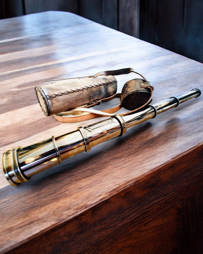 Premium Luneta "Voyager" kaiverretulla kaukoputkella ja luonnon nahkaisella kotelolla, mahdollisuus personoida kaiverruksella lahjaksi