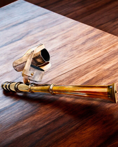 Premium Luneta "Voyager" kaiverretulla kaukoputkella ja luonnon nahkaisella kotelolla, mahdollisuus personoida kaiverruksella lahjaksi