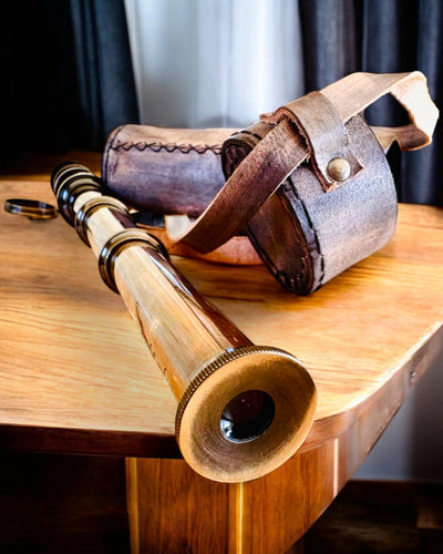 Premium Luneta "Voyager" kaiverretulla kaukoputkella ja luonnon nahkaisella kotelolla, mahdollisuus personoida kaiverruksella lahjaksi