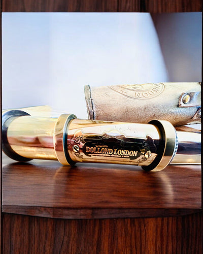 Premium Luneta "Voyager" kaiverretulla kaukoputkella ja luonnon nahkaisella kotelolla, mahdollisuus personoida kaiverruksella lahjaksi