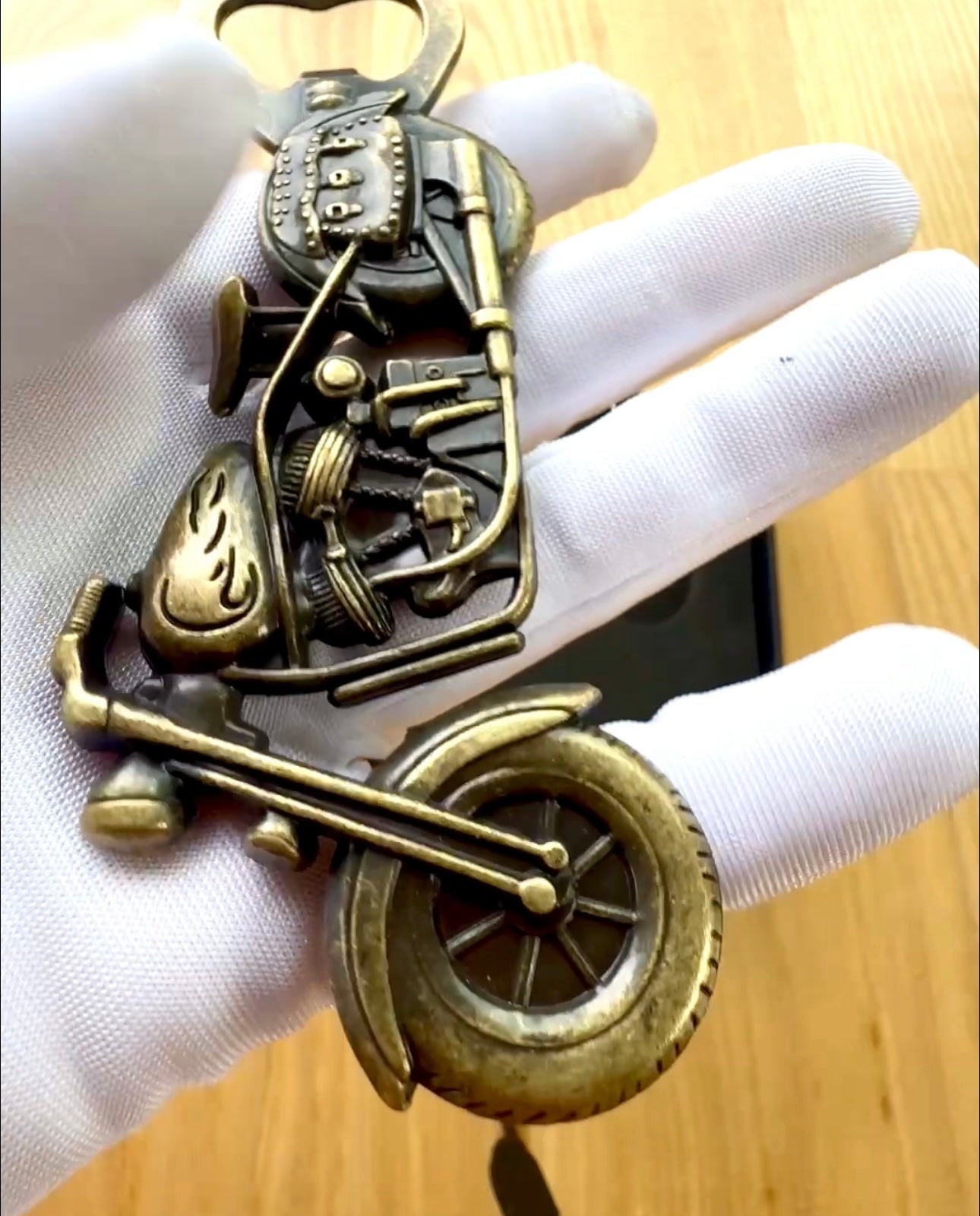 Moottoripyörän muotoinen pullonavaaja - personointi kaiverruksella lahjaksi