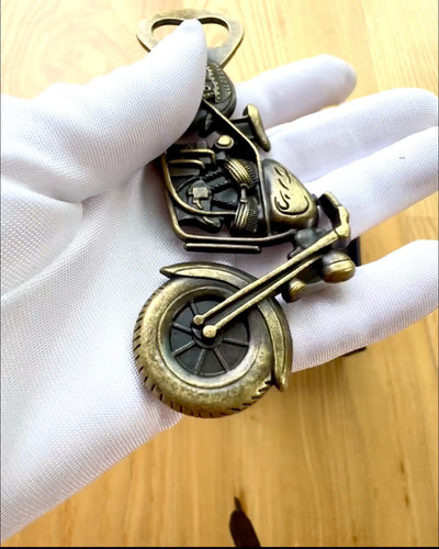 Moottoripyörän muotoinen pullonavaaja - personointi kaiverruksella lahjaksi