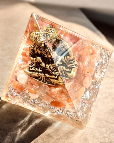 Energiapyramidi "Rauhan Meditaatio" jalokivillä