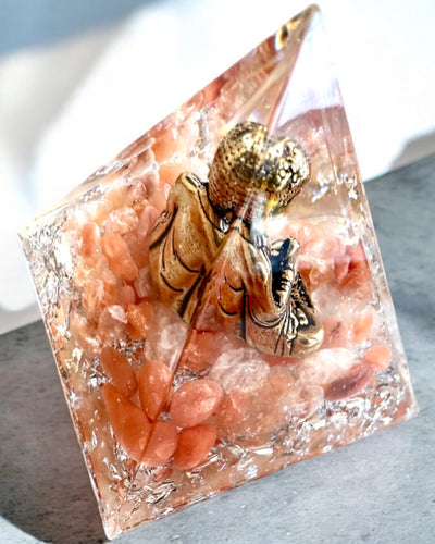 Energiapyramidi "Rauhan Meditaatio" jalokivillä